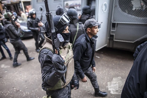 Cảnh sát Ai Cập tuần tra tại quận Giza, phía nam thủ đô Cairo. (Ảnh: AFP/TTXVN)
