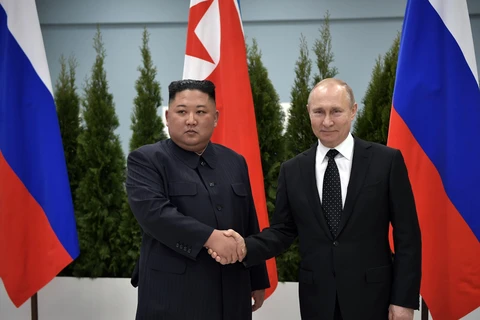 Toàn cảnh cuộc hội đàm mở rộng giữa phái đoàn Nga do Tổng thống Vladimir Putin (phải) đứng đầu và phái đoàn Triều Tiên do nhà lãnh đạo Kim Jong-un (thứ 2, trái) đứng đầu trên đảo Russky, Vladivostok, Nga, ngày 25/4/2019. (Ảnh: AFP/ TTXVN)