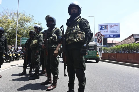 Binh sĩ Sri Lanka phong tỏa gần một nhà hát ở Colombo, sau vụ nổ mới nhất ở thị trấn Pugoda ngày 24/4/2019, ba ngày sau loạt vụ đánh bom thảm khốc nhằm vào các nhà thờ và khách sạn, khiến khoảng 360 người thiệt mạng. (Ảnh: AFP/TTXVN)