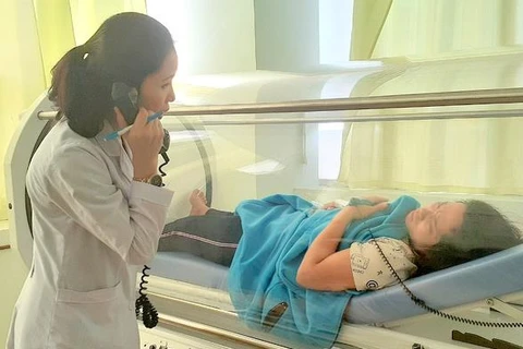 Công nhân ngộ độc amoniac đang được chạy oxy cao áp ở Bệnh viện Bà Rịa..