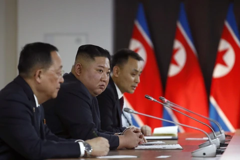 Nhà lãnh đạo Triều Tiên Kim Jong-un (thứ 2, trái) trong cuộc gặp Tổng thống Nga Vladimir Putin tại Trường Đại học Liên bang Viễn Đông ở Vladivostok ngày 25/4/2019. (Ảnh: AFP/TTXVN)