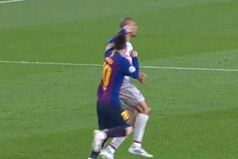 Cận cảnh tình huống Messi vung tay vào mặt Fabinho. (Nguồn: Fox Sports)