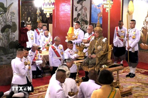 Nhà vua Thái Lan Maha Vajiralongkorn - Rama X mặc vương phục và đội vương miện trong Lễ Đăng quang ở thủ đô Bangkok ngày 4/5/2019. (Ảnh: AFP/TTXVN)