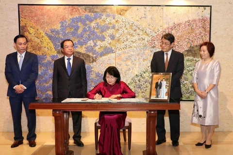 Phó Chủ tịch nước Đặng Thị Ngọc Thịnh ghi sổ chúc mừng Nhà vua Nhật Bản Naruhito tại Đại sứ quán Nhật Bản tại Việt Nam. (Ảnh: Văn Điệp – TTXVN)
