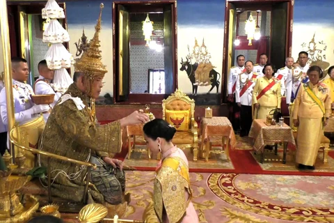 Nhà vua Thái Lan Maha Vajiralongkorn - Rama X (trái) và Hoàng hậu Suthida (giữa) thực hiện một nghi thức trong Lễ Đăng quang ở thủ đô Bangkok ngày 4/5/2019. (Ảnh: AFP/TTXVN)
