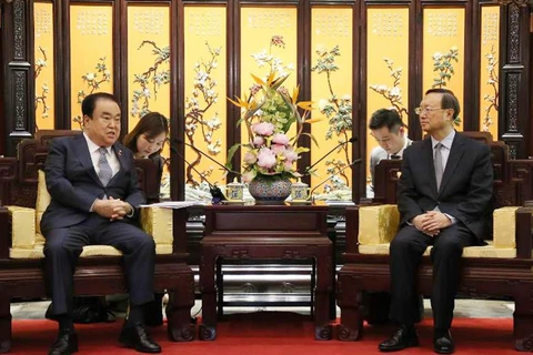 Chủ tịch Quốc hội Hàn Quốc Moon Hee-sang (trái) và Ủy viên Bộ Chính trị, Chủ nhiệm Văn phòng Ủy ban Công tác đối ngoại Trung ương Đảng Cộng sản Trung Quốc, ông Dương Khiết Trì. (Nguồn: The Korea Herald)