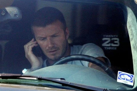 Beckham bị bắt gặp vừa lái xe vừa nghe điện thoại. (Nguồn: Metro)