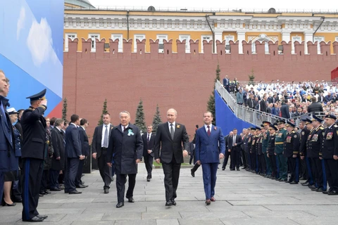 Tổng thống Nga Vladimir Putin (giữa), Thủ tướng Nga Dmitry Medvedev (phải) và cựu Tổng thống Kazakhstan Nursultan Nazarbayev tại lễ diễu binh kỷ niệm Ngày Chiến thắng trên Quảng trường Đỏ ở thủ đô Moskva, Nga, ngày 9/5/2019. (Ảnh: AFP/ TTXVN)