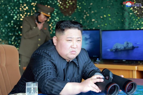 Nhà lãnh đạo Triều Tiên Kim Jong-un thị sát buổi diễn tập phóng thử nghiệm vũ khí chiến lược tại khu vực phía đông Triều Tiên ngày 4/5/2019. (Ảnh: YONHAP/TTXVN)