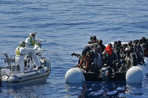 Lực lượng cứu hộ Malta đang hỗ trợ những người di cư trên biển. (Nguồn: The Standard)