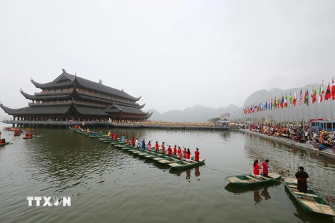 Các đoàn nghệ thuật biểu diễn các loại hình văn hóa truyền thống trên thuyền trong khu vực hồ Tam Chúc. (Ảnh: Dương Giang/TTXVN)