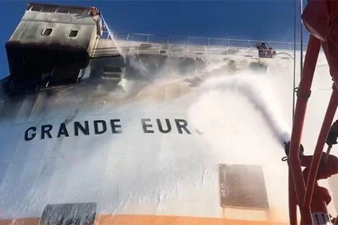 Lực lượng cứu hỏa đang cố dập tắt ngọn lửa trên tàu. (Nguồn: Diaro de Mallorca)