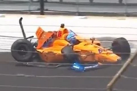 Xe của Alonso đã bị va chạm trong một khúc cua gấp. (Nguồn: Newofdayonline)