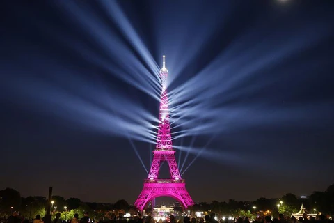 Tháp Eiffel rực sáng trong đêm tại thủ đô Paris. (Nguồn: New York Daily News)