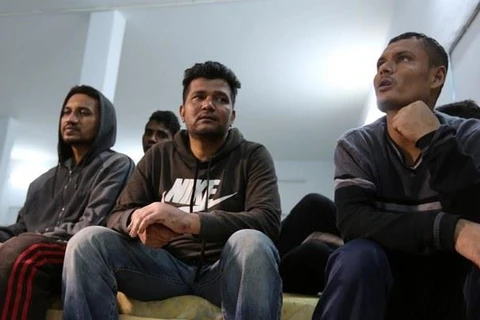 Những người di cư Bangladesh sống sót sau khi cố vượt Địa Trung Hải. (Nguồn: Arab News)