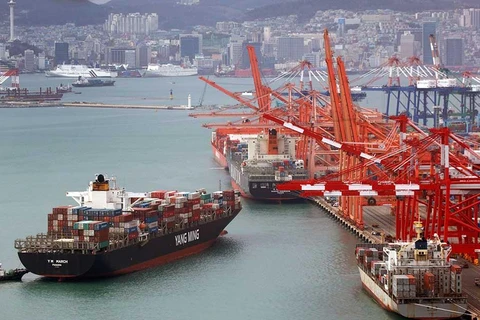 Một tàu chở hàng của Hàn Quốc cập cảng. (Mettis News)