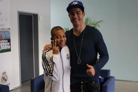 Kylian Mbappe (trái) là một cổ động viên của Real Madrid từ thuở bé. (Nguồn: Najia)