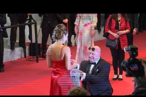 Khoảnh khắc lãng mạn người đàn ông cầu hôn bạn gái tại Cannes. (Nguồn: SuperNewsWorld)