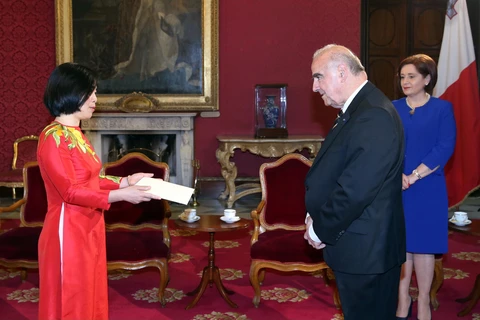 Đại sứ Nguyễn Thị Bích Huệ trình Thư ủy nhiệm lên Tổng thống Malta George Vella. (Nguồn: Phủ Tổng thống Malta)