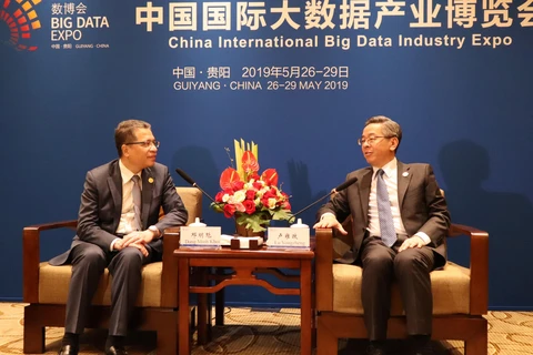 Đại sứ Đặng Minh Khôi (trái) hội kiến với Phó Tỉnh trưởng Quý Châu, Lư Ung Chính. (Ảnh: Lương Anh Tuấn/TTXVN)