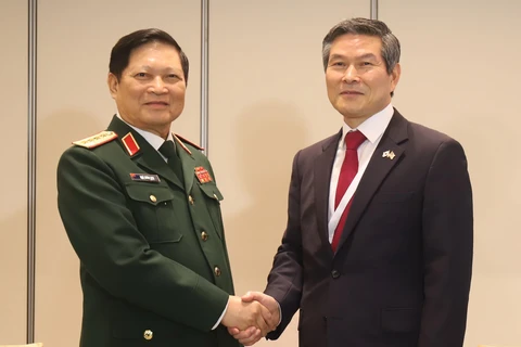 Bộ trưởng Quốc phòng Việt Nam Ngô Xuân Lịch và Bộ trưởng Bộ Quốc phòng Hàn Quốc Jeong Kyeong-doo. (Ảnh: Xuân Vịnh/TTXVN)