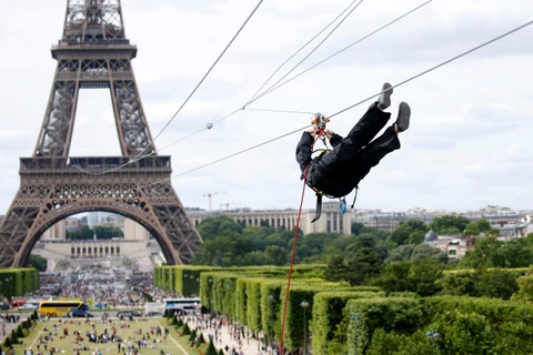 Trò chơi mạo hiểm đu dây từ trên tháp Eiffel xuống mặt đất. (Nguồn: Metro)