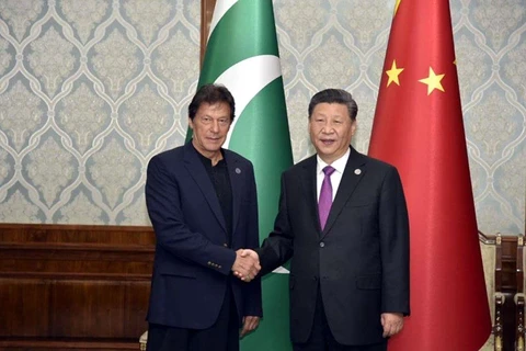 Chủ tịch Trung Quốc Tập Cận Bình (phải) gặp Thủ tướng Pakistan Imran Khan tại Bishkek, Kyrgyzstan. (Nguồn: Business Recorder)