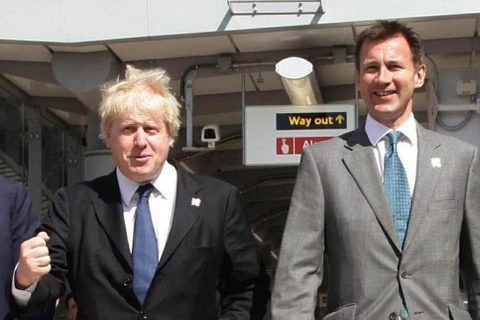 Ông Boris Johnson (trái) và ông Jeremy Hunt. (Nguồn: Express)