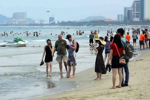 Du khách vui chơi trên các bãi biển Đà Nẵng. (Ảnh: Trần Lê Lâm/TTXVN)