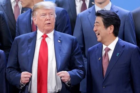 Tổng thống Mỹ Donald Trump (trái) đang không hài lòng vì thâm hụt thương mại với nhiều quốc gia đồng mình. (Nguồn: NYP)