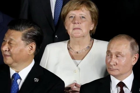 Nhiều người cho rằng sức khỏe của Thủ tướng Đức Angela Merkel (giữa) đang không ổn định. (Nguồn: Express)