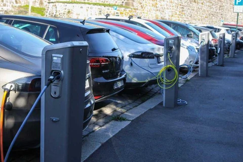 Các xe điện và hybrid tại châu Âu sẽ phải có các tính năng bảo đảm an toàn mới. (Nguồn: Yahoo News UK)