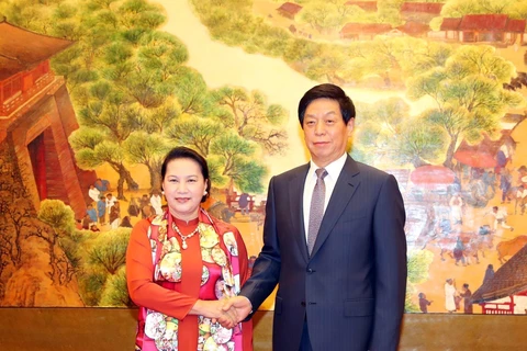 Chủ tịch Nhân đại Trung Quốc Lật Chiến Thư đón Chủ tịch Quốc hội Nguyễn Thị Kim Ngân. (Ảnh: Trọng Đức/TTXVN)