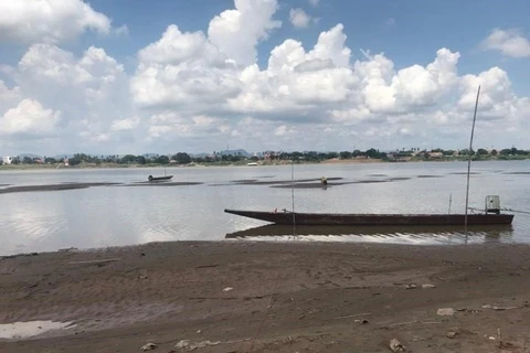 Mực nước sông Mekong tại tỉnh Nakhon Phanom xuống mức thấp nhất trong gần 100 năm qua. (Ảnh: Ngọc Quang/PV TTXVN tại Thái Lan)