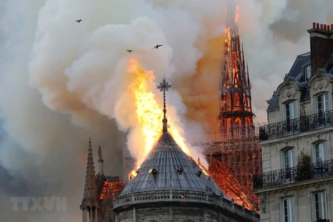 Khói lửa bốc ngùn ngụt tại hiện trường vụ cháy Nhà thờ Đức Bà Paris ngày 15/4/2019. (Ảnh: AFP/TTXVN)