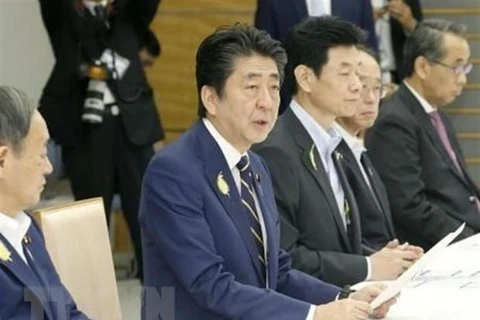 Thủ tướng Nhật Bản Shinzo Abe (thứ 2, trái) tại phiên họp nội các ở Tokyo ngày 4/7. (Ảnh: Kyodo/TTXVN)