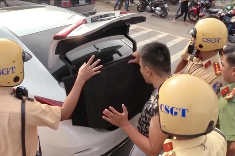 Lực lượng công an bắt giữ đối tượng tại hiện trường. (Ảnh: Nguyễn Văn Việt/TTXVN_