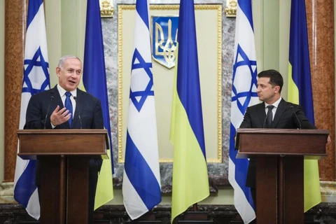 Thủ tướng Israel Benjamin Netanyahu (trái) và Tổng thống Ukraine Volodymyr Zelensky (phải). (Nguồn: Kyiv Post)