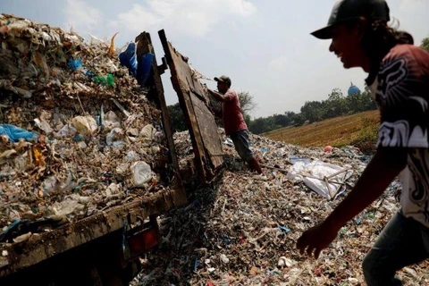 Người dân tại Bangun vui mừng khi thấy rác thải tới làng. (Nguồn: The Straits Times)