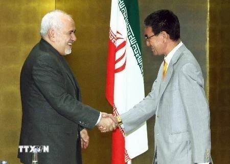 Ngoại trưởng Nhật Bản Taro Kono (phải) và Ngoại trưởng Iran Mohammad Javad Zarif (trái) tại cuộc gặp ở Yokohama, Nhật Bản, ngày 27/8. (Ảnh: Kyodo/TTXVN)
