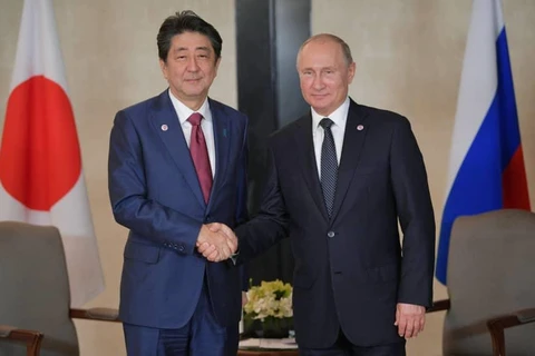 Tổng thống Vladimir Putin (phải) và Thủ tướng Nhật Bản Shinzo Abe (trái). (Nguồn: The Japan Times)