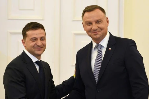 Tổng thống Ukraine Volodymyr Zelensky (trái) với người đồng cấp Ba Lan Andrzej Duda. (Nguồn: Yahoo Finance)