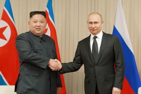 Chủ tịch Triều Tiên Kim Jong-un (trái) và Tổng thống Nga Vladimir Putin (phải). (Nguồn: Japan Times)