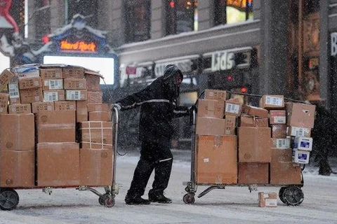 Một nhân viên của FedEx đang vận chuyển hàng. (Nguồn: The Hill)