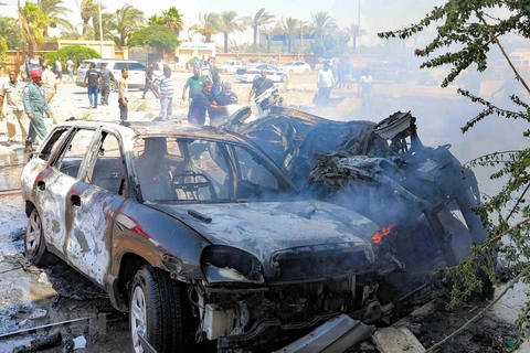 Hiện trường vụ đánh bom xe tại Benghazi, miền đông Libya. (Ảnh: AFP/TTXVN)