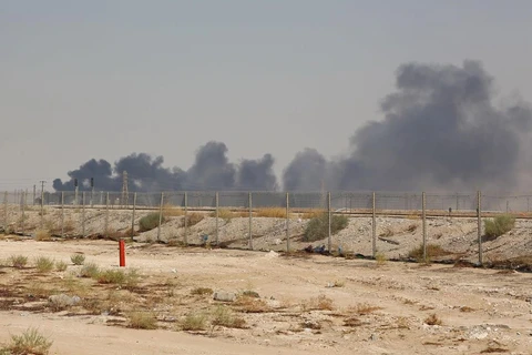 Khói bốc lên từ cơ sở lọc dầu của Aramco tại Abqaiq, Saudi Arabia, sau vụ tấn công ngày 14/9. (Ảnh: AFP/ TTXVN)