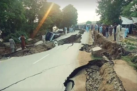 Đường phố bị hư hại sau động đất. (Nguồn: CBS)