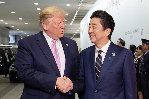Thủ tướng Nhật Bản Shinzo Abe (phải) và Tổng thống Mỹ Donald Trump. (Nguồn: Automobile News)