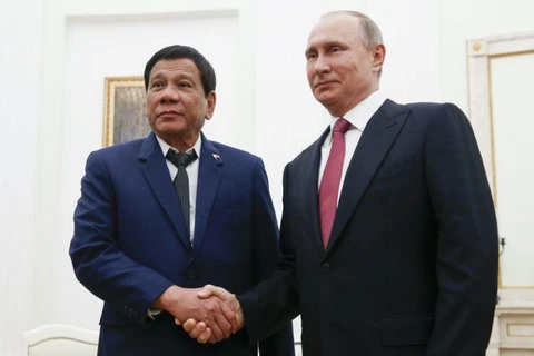 Tổng thống Philippines Rodrigo Duterte (trái) và người đồng cấp Nga Vladimir Putin. (Nguồn: Yahoo News)