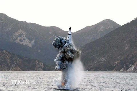 Trong ảnh (tư liệu, do Hãng Thông tấn Trung ương Triều Tiên đăng phát): Tên lửa đạn đạo chiến lược được phóng từ một địa điểm không xác định ở Triều Tiên ngày 23/4/2016. (Ảnh: AFP/TTXVN)